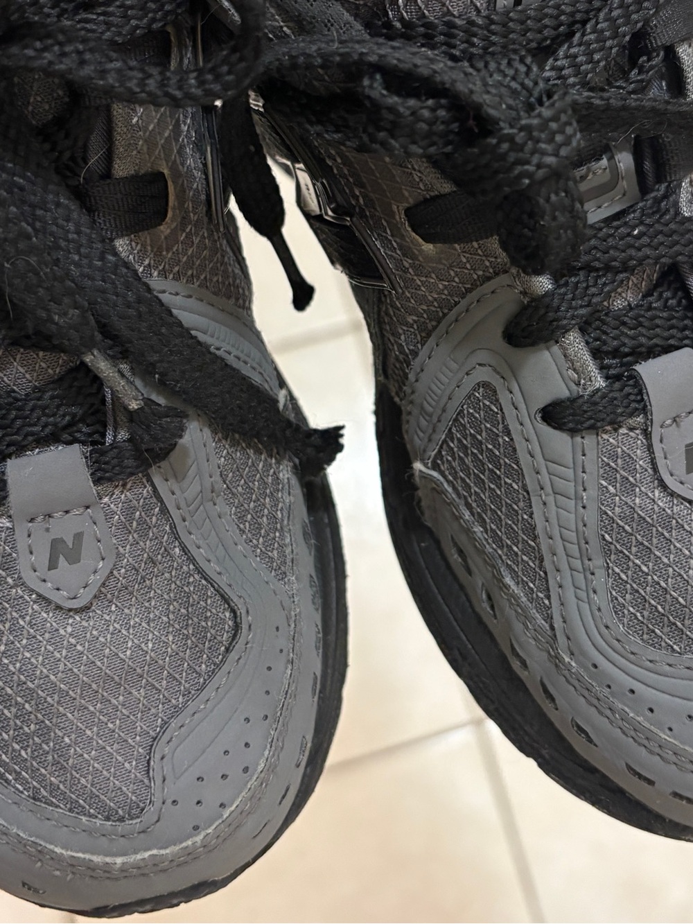 New Balance Gray and Black Trail-Style Sneakers Boys size 4 - Picture 10 of 15